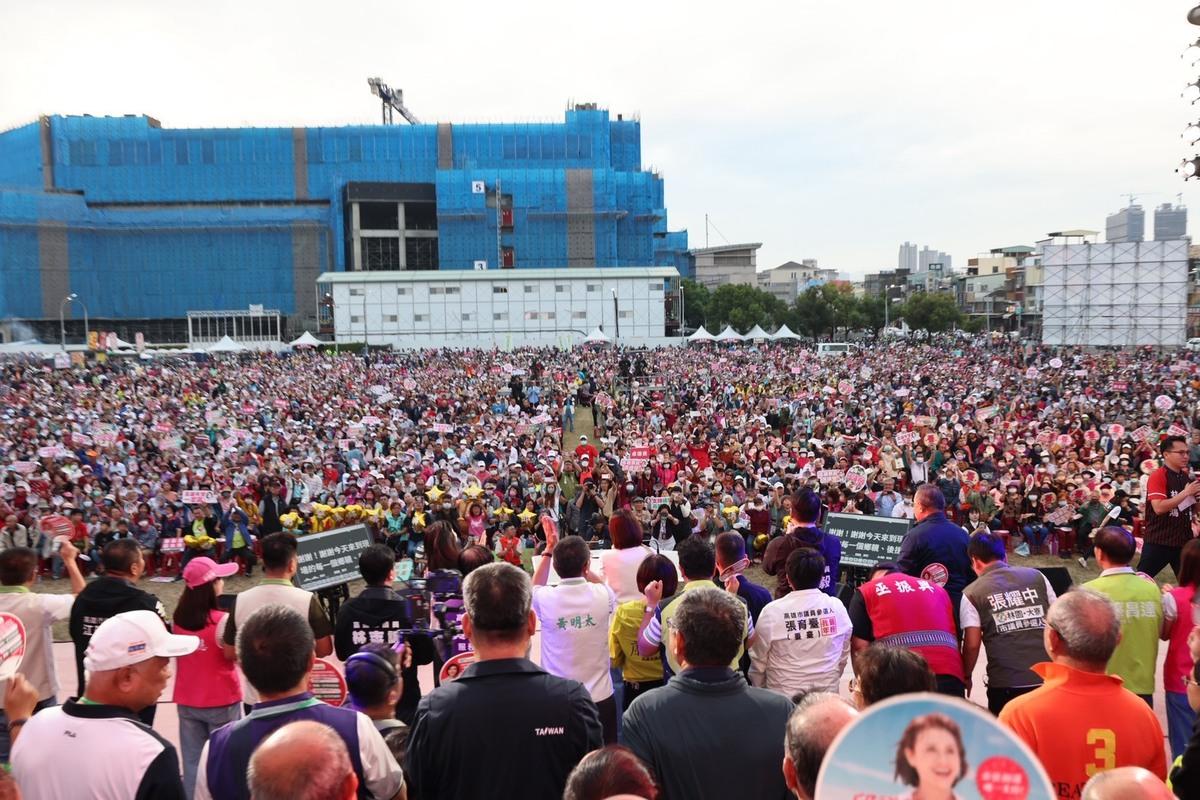 邱議瑩鳳山第一場造勢大會，5萬民眾擠爆現場。 圖：邱議瑩競選總部/提供