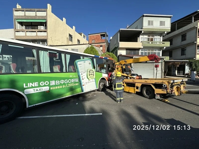 台中公車疑似爆胎失控，衝到對向撞擊拖吊車。 圖：民眾提供