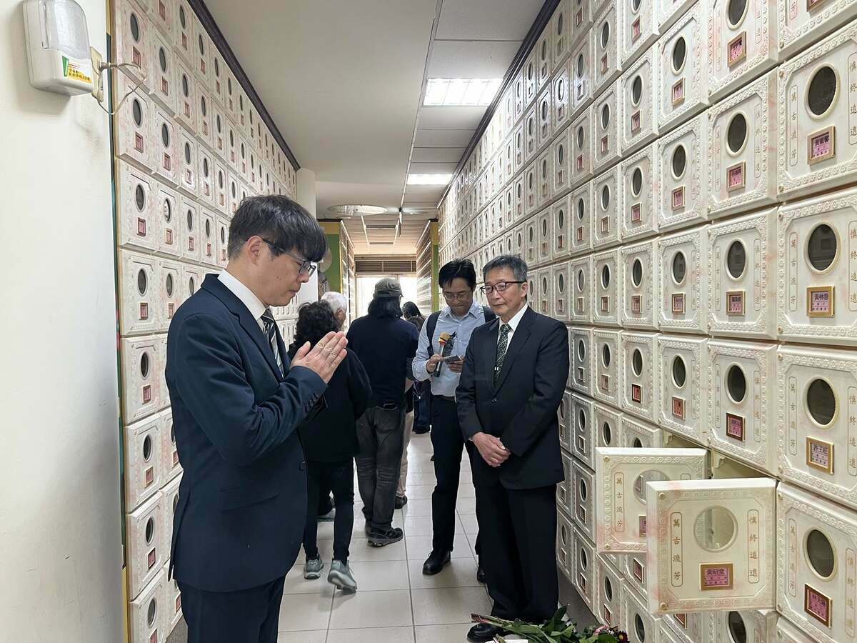 王興煥悼念黃昭堂，黃昭堂公子黃正澄在旁致意。 圖：取自王興煥臉書