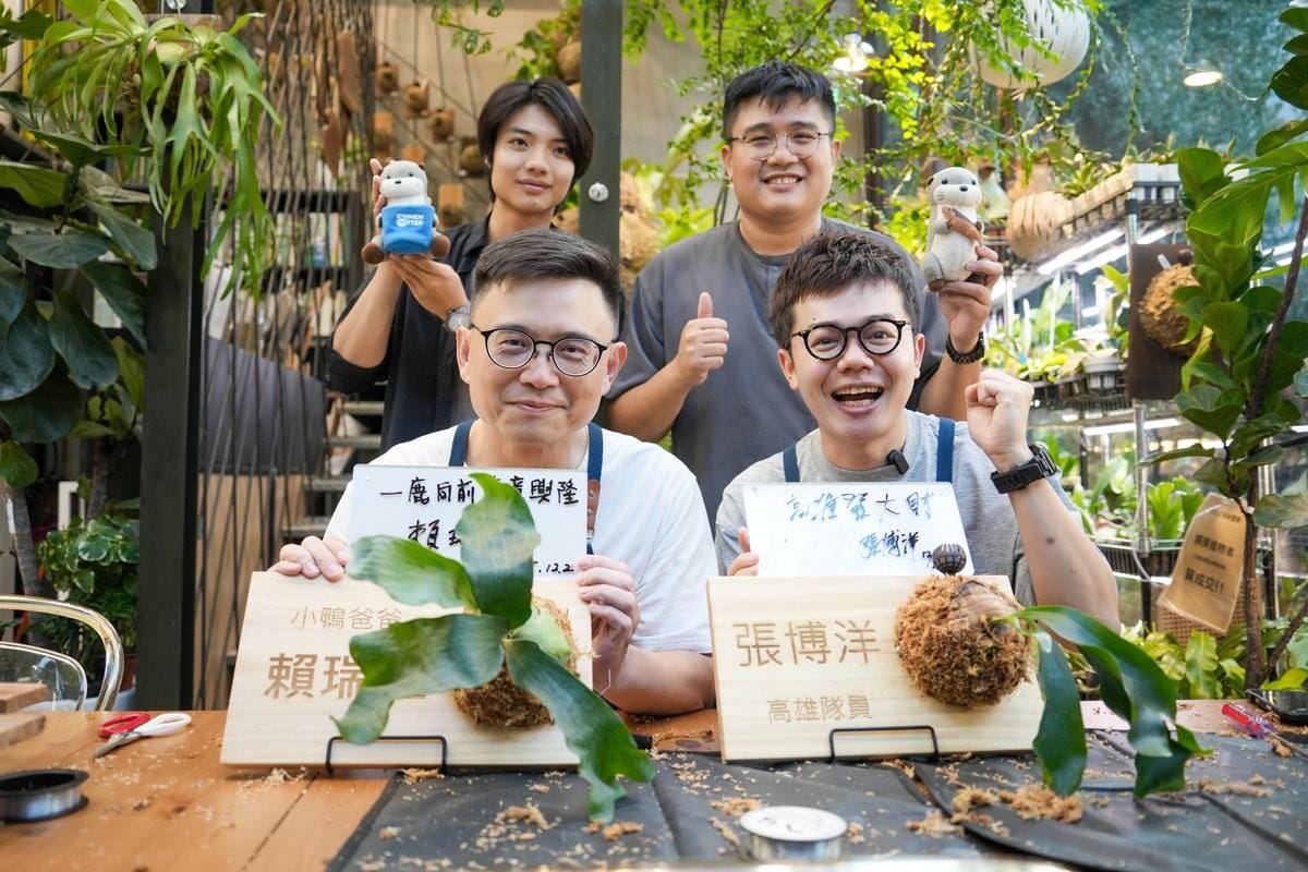 賴瑞隆(前排左)與張博洋(前排右)前往駁二藝術特區內植藝專門店，實際體驗鹿角蕨上板過程。 圖：賴瑞隆辦公室/提供