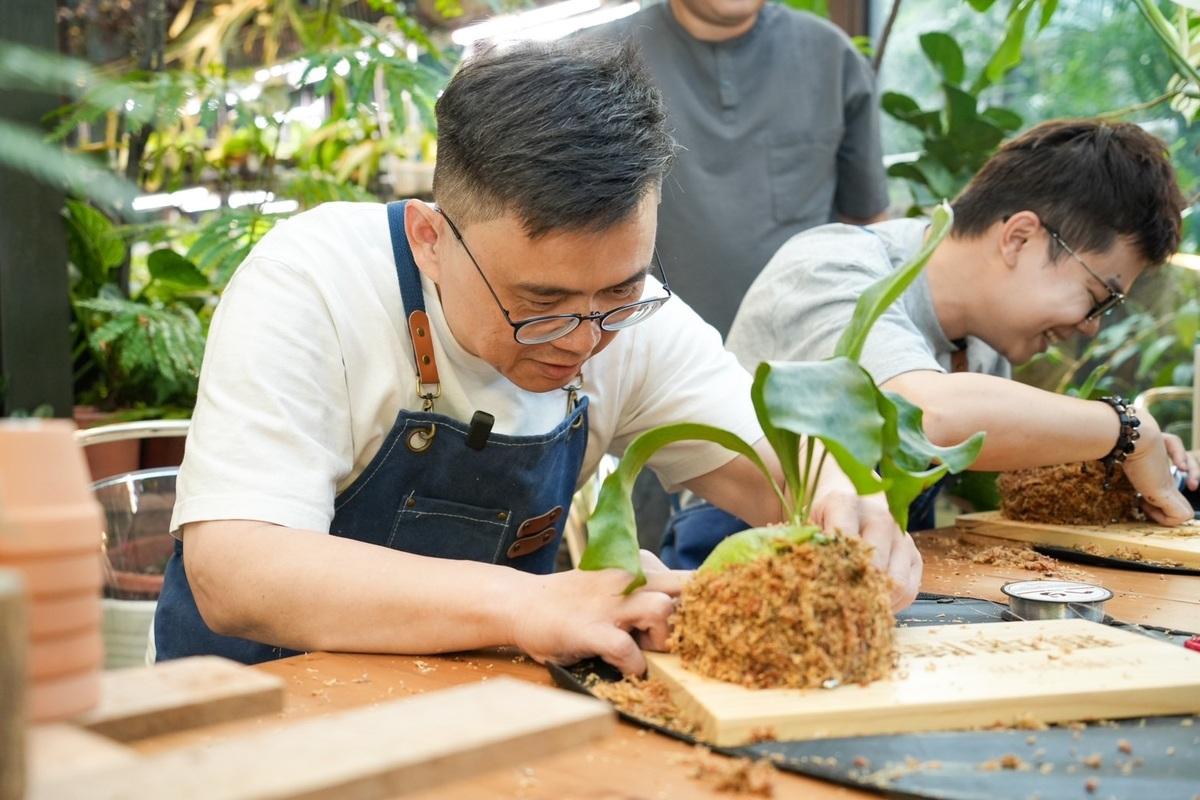 賴瑞隆(左)與張博洋(右)化身「綠手指」，從整理鹿角蕨根系、包覆水苔到固定上板。 圖：賴瑞隆辦公室/提供