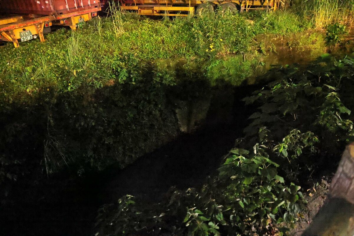 近日基隆河八堵抽水站遭油污污染，影響基隆市、新北市汐止區近15萬戶自來水源。 圖：取自謝國樑臉書(資料照)