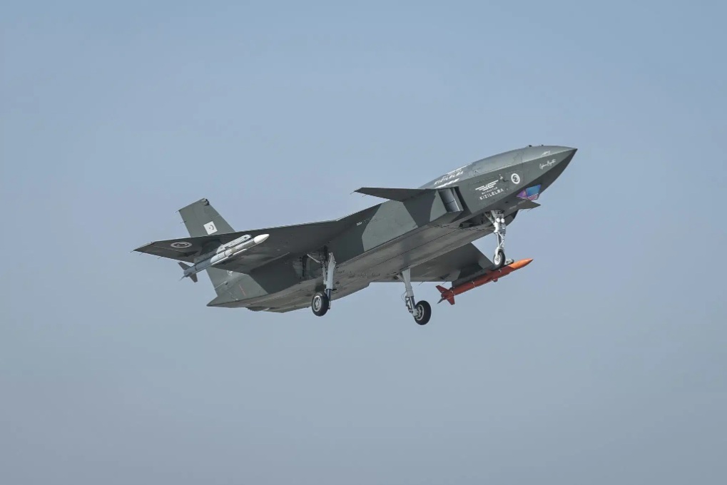 土耳其國產無人戰鬥機「紅蘋果」，日前完成以空對空飛彈，在視距外擊落高速噴射引擎目標機測試。寫下獨步全球紀錄。 圖：翻攝拜卡官網