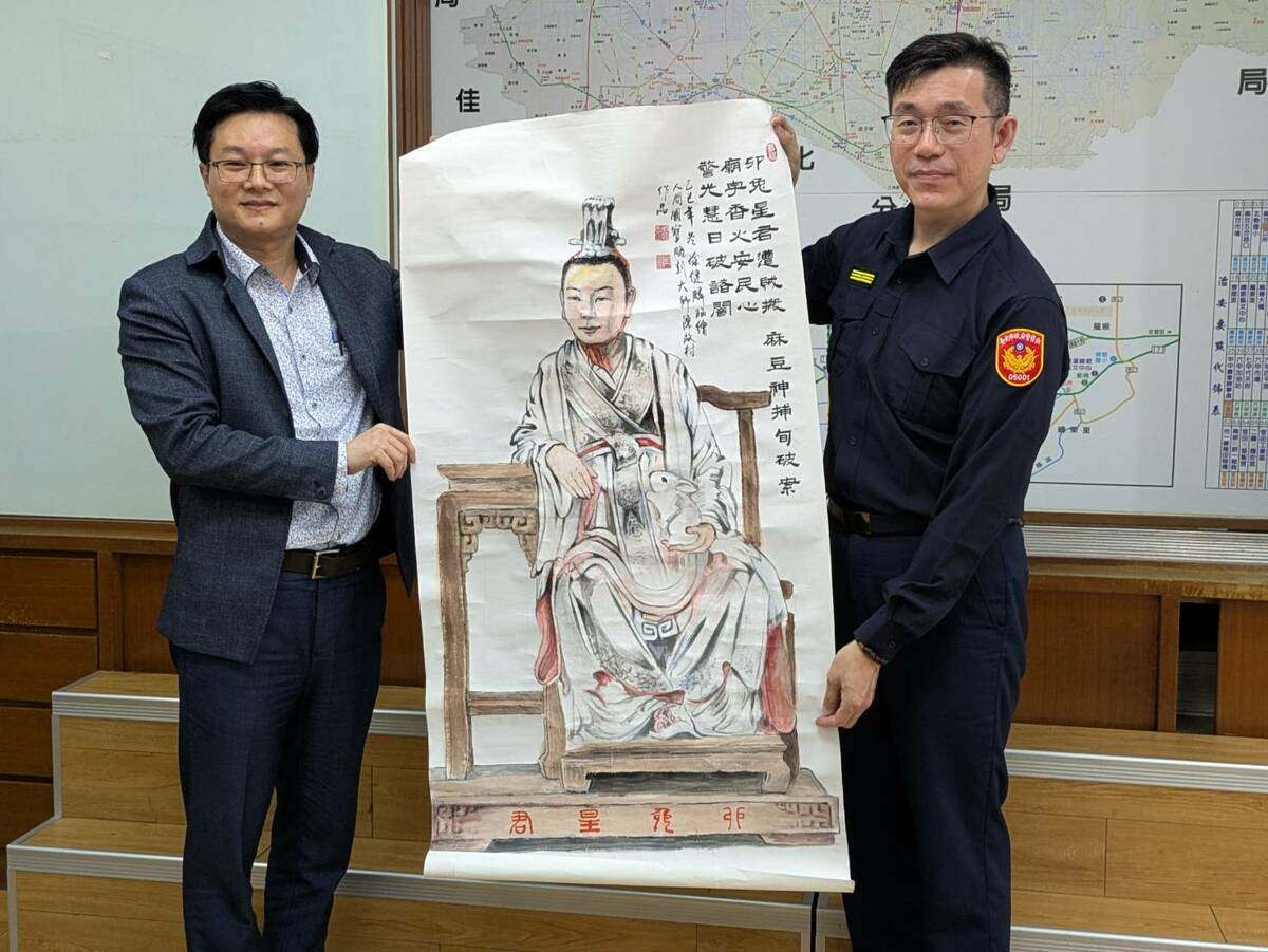 台南市政府副秘書長徐健麟今（3）日前往麻豆分局加油打氣，並致贈花4天時間親手繪製的「卯兔星君」水墨畫與加菜金，代表市府感謝警方迅速破案的努力。 圖：麻豆警分局提供