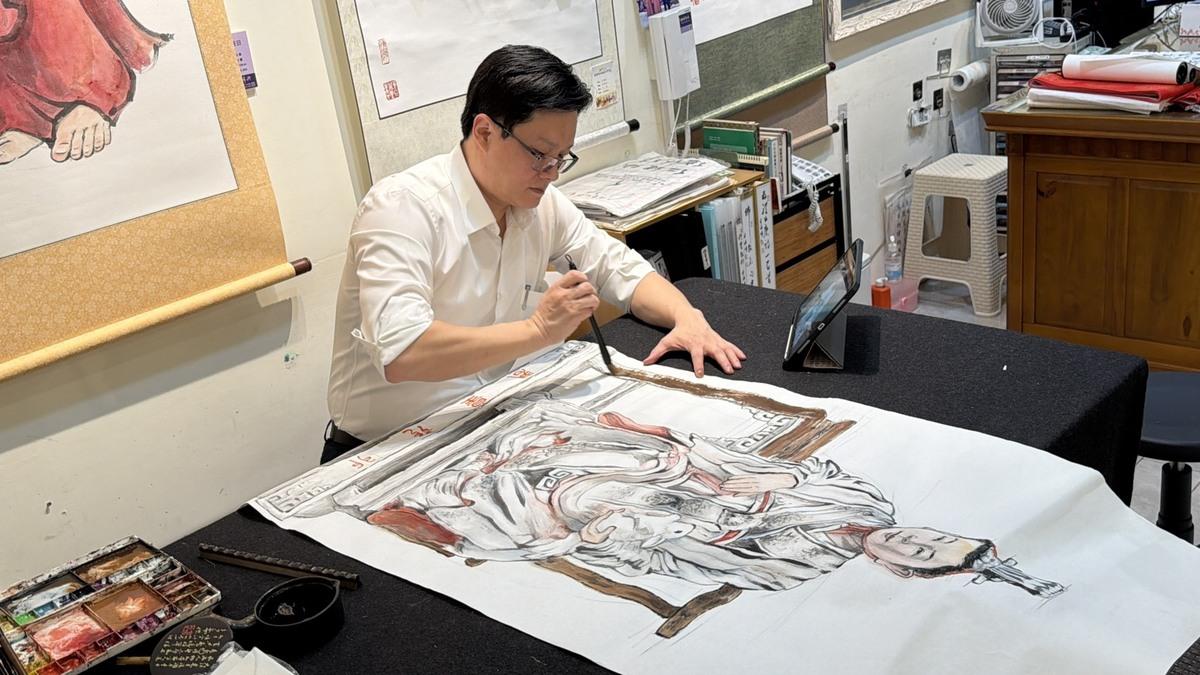 台南市政府副秘書長徐健麟以4天時間完成創作此次贈予警方的「卯兔星君」畫像。 圖：麻豆警分局提供