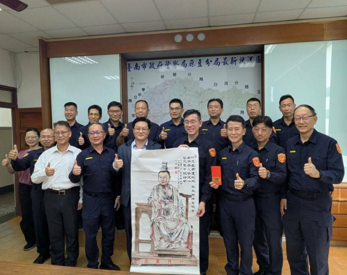 台南市政府副秘書長徐健麟今（3）日前往麻豆分局加油打氣，並致贈花4天時間親手繪製的「卯兔星君」水墨畫與加菜金，代表市府感謝警方迅速破案的努力。 圖：麻豆警分局提供