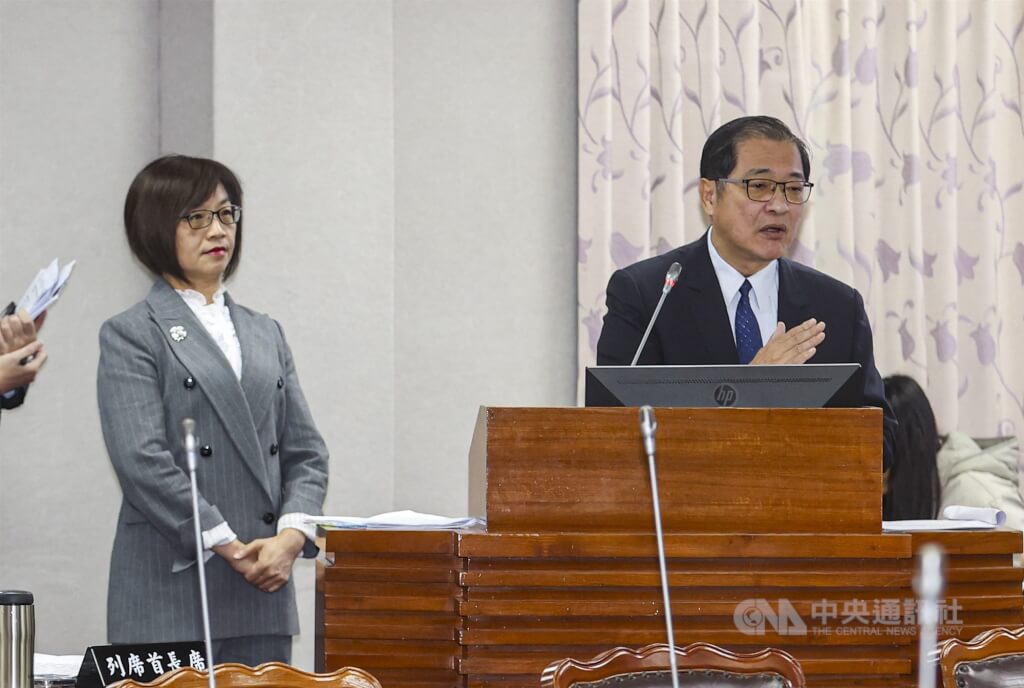 法務部長鄭銘謙（右）、司法院副祕書長王梅英（左）3日上午赴立法院司法及法制委員會就「民法繼承編特留分制度之檢討」進行專題報告，並備質詢。中央社記者鄭清元攝　114年12月3日