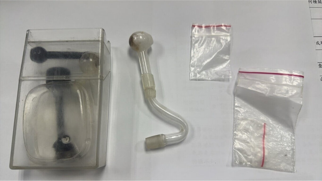 金門縣警察局金城分局偵查隊員警11月26日持拘票偵辦毒品案，攔停騎乘機車被拘提人後，在機車車廂內起獲毒品施用器具等並進行唾液毒品快篩檢測，結果呈第2級毒品甲基安非他命陽性反應。金城分局3日表示，此為新制實施後金門地區查獲首例。（金門縣警察局金城分局提供）中央社記者吳玟嶸傳真　114年12月3日
