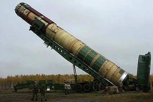 俄羅斯於 去年11 月再次舉行新型洲際導彈 RS-28 「薩爾馬特」的試射活動，但又遭遇失敗，導彈發射井與周邊設施盡數遭到炸毀。圖為「薩爾馬特」洲際彈道導彈。 圖：翻攝自 騰訊網 地球村的故事