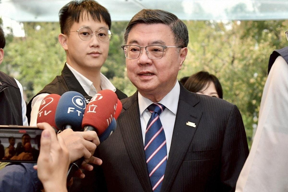 行政院長卓榮泰今（3）日下午出席「114年行政院模範公務人員頒獎典禮」前受訪。 圖：行政院提供