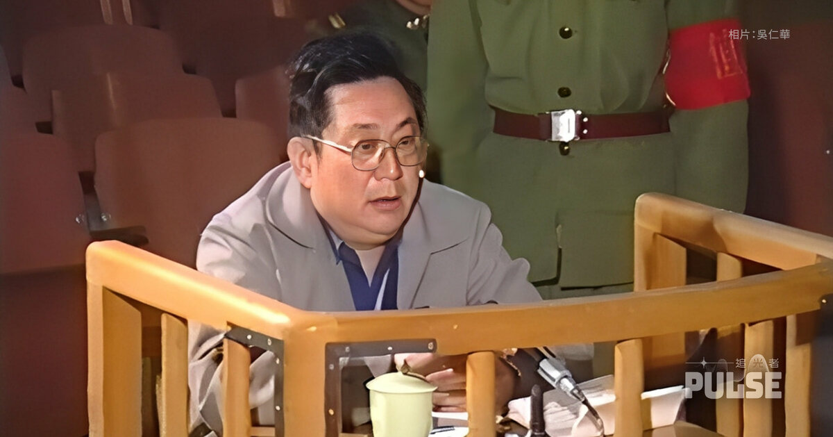 近期一段前中國第 38 軍軍長、「抗命將軍」徐勤先接受軍事法庭審判的影片在中國網路上瘋狂流傳，中國官方也立即採取行動，透過輿論管制、撤換官員、修改軍規以及鞏固思想等方式，試圖扼殺可能導致官兵抗命的「徐勤先效應」。 圖：翻攝自 @Broccoli741 X 帳號