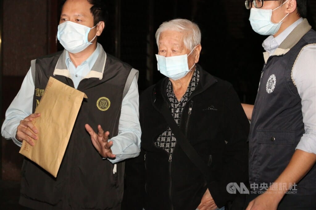 軍情局退役少將岳志忠（中）涉嫌交付情報資訊給中國國安人員，2020年10月經調查局送往台北地檢署應訊。（中央社檔案照片）