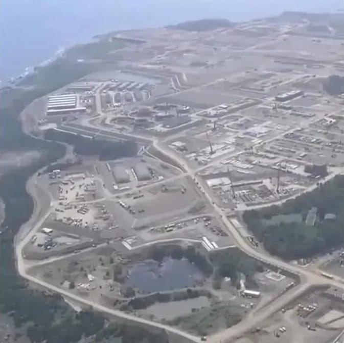 沖繩島北側的奄美大島，以及扼守大隅海峽的馬毛島具關鍵戰略位置，自衛隊在兩座島上的建設工程已清晰可見。 圖 : 翻攝自新民晚報