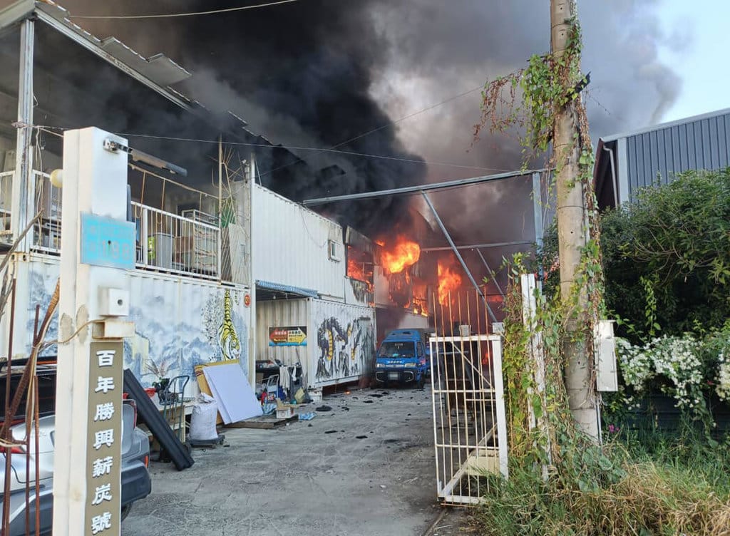 台南市南區一處木炭倉庫3日下午發生火警，鐵皮建物全面燃燒、火勢猛烈，一度延燒到隔壁，鄰戶緊急疏散，消防獲報趕往灌救，暫無傳出人員傷亡。（台南市消防局提供）中央社記者張榮祥台南傳真　114年12月3日