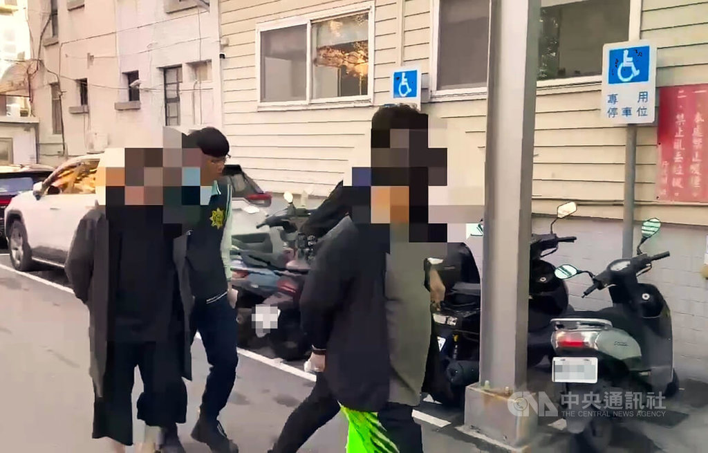 新北市陳姓男子以投資虛擬貨幣事宜邀請陳姓被害人見面，卻將對方強押上車並逼迫轉帳虛擬貨幣得逞，警方獲報後，1天內循線逮獲2嫌送辦，正持續追緝陳姓主嫌。（翻攝照片）中央社記者王鴻國傳真　114年12月3日