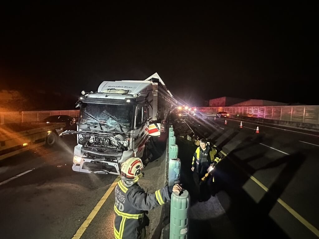 國道1號南下171公里處，4日凌晨發生連環車禍，半聯結車因撞擊力道猛烈，側邊車廂門都彈出，車內貨物掉出來到對向車道。（民眾提供）中央社記者趙麗妍傳真　114年12月4日