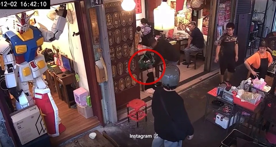 台中男子吃黑輪從包包內掉出衝鋒槍，讓現場「凍結5秒」。 圖：翻攝自Threads