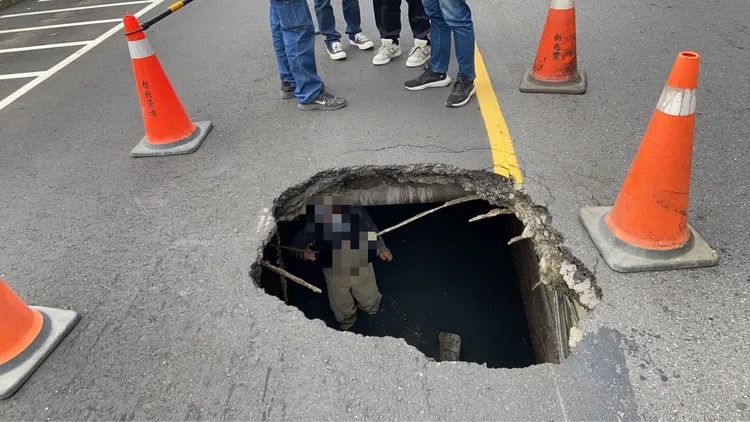 新北市新莊復興路一段附近，突然冒出巨大天坑。 圖：警方提供