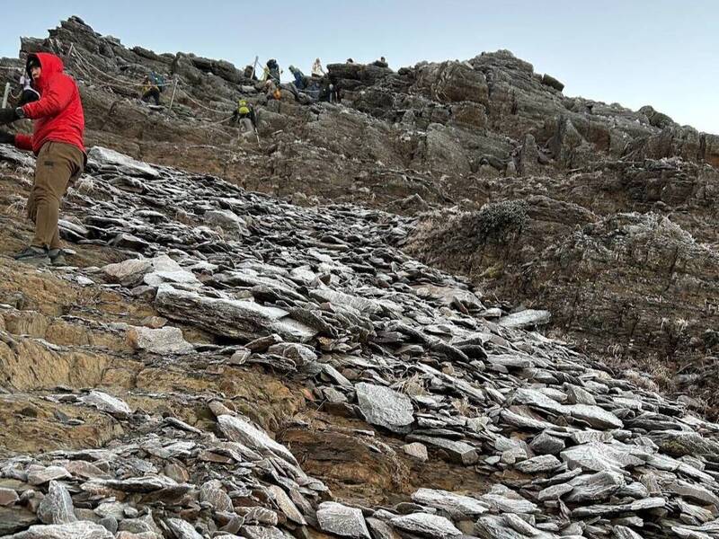 玉管處表示，風口至主峰前約400公尺的路段冰痕明顯，難以行走。 圖：玉管處／提供