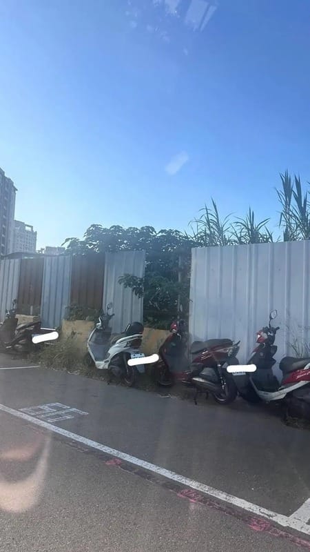 新竹市出現機車違停亂象，為省停車費引網友砲轟。 圖：翻攝自臉書