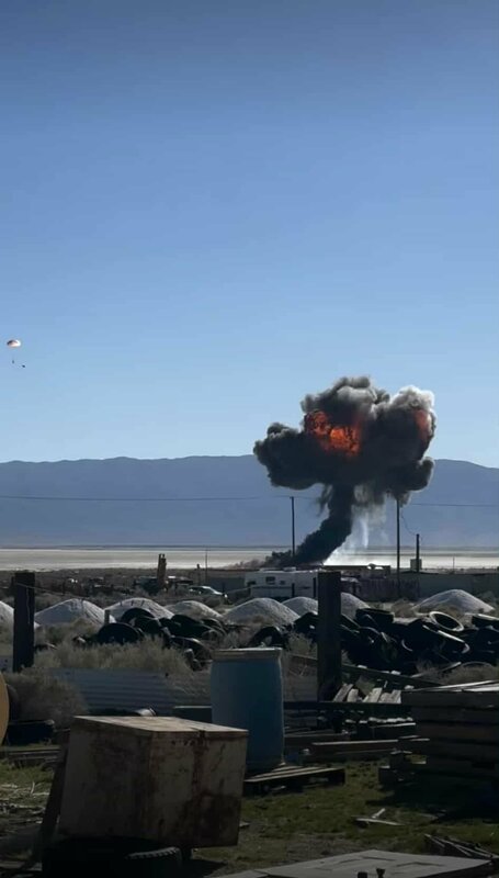 美國空軍雷鳥飛行表演隊一架F-16C戰鬥機，當地時間3日上午10時45分，在加州例行訓練時墜毀。飛機撞擊地面後爆炸起火，冒出濃黑煙柱。 圖：翻攝「X」@sentdefender