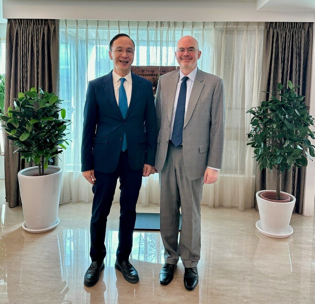 AIT處長谷立言與國民黨前主席朱立倫會晤。 圖：翻攝自AIT臉書