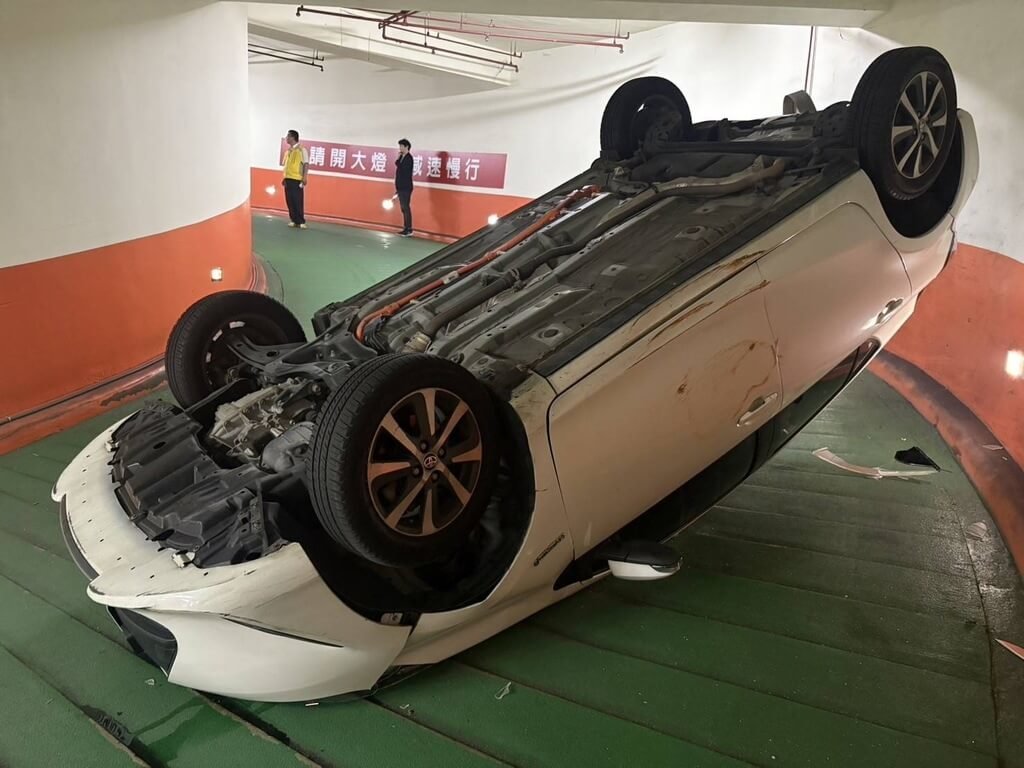 桃園市一名許姓女子3日開車進入桃園區水利綜合大樓地下停車場時，下坡過程中不慎擦撞牆壁，導致整輛車翻覆、滾下坡道，所幸許女僅輕傷。（警方提供）中央社記者葉臻傳真　114年12月4日