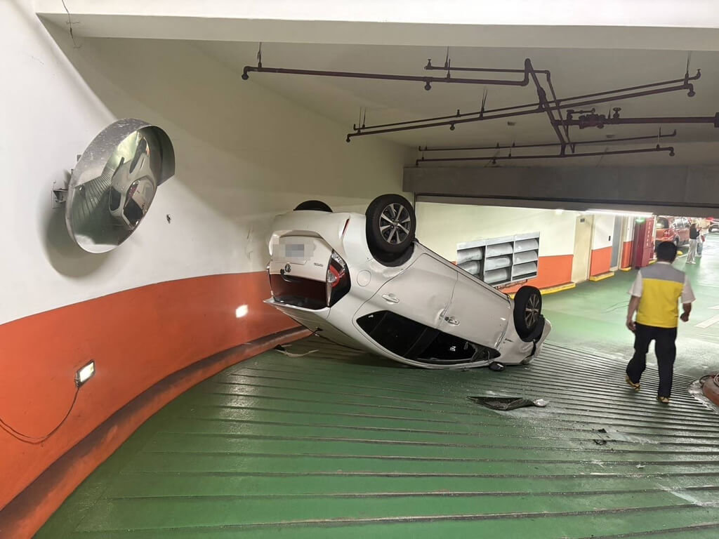 桃園市28歲許姓女子3日開車進入一處地下停車場時，下坡過程中不慎擦撞牆壁導致車身翻覆，整輛車四輪朝天，畫面流出也引發各界熱議。（警方提供）中央社記者葉臻傳真　114年12月4日