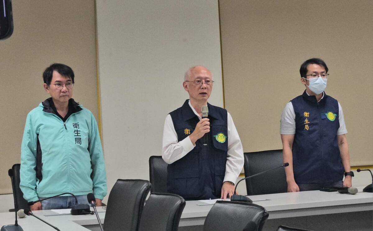 台灣鯛檢驗烏龍事件，高市衛生局相關官員均連坐記過處分，只有局長黃志中(中)僅受陳其邁口頭告誡。 圖：高雄市衛生局/提供（資料照）