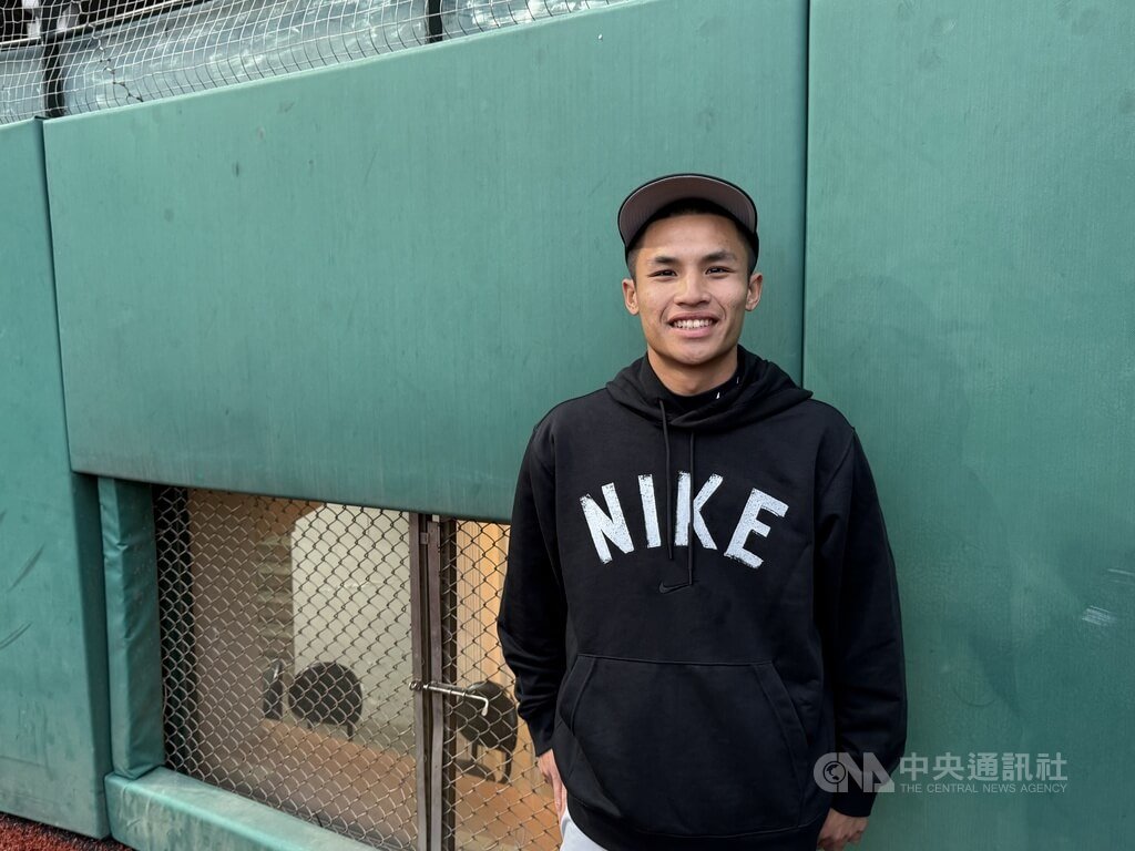 台東體中游擊手黃靖哲（圖）連續2年參加NIKE台灣青棒菁英訓練營，他4日受訪表示，首年參加的時候不敢開口，但今年因為知道自己想要的是什麼，所以在與教練團互動時，更主動開口發問。中央社記者謝靜雯攝　114年12月4日