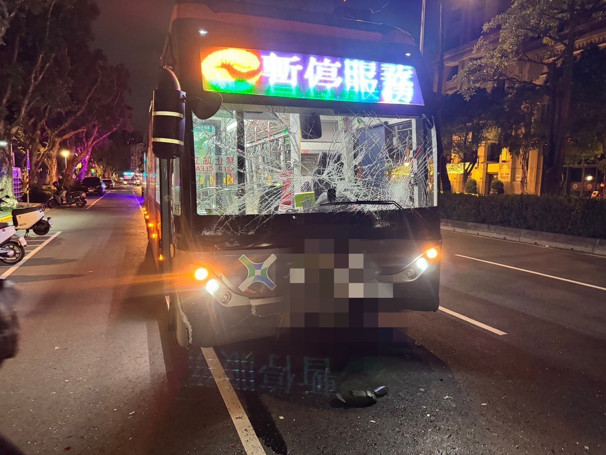 北市大安區公車疑似未注意前方車況，追撞停等紅燈區的機車及自小客車，造成4人受傷。 圖：翻攝自記者爆料網
