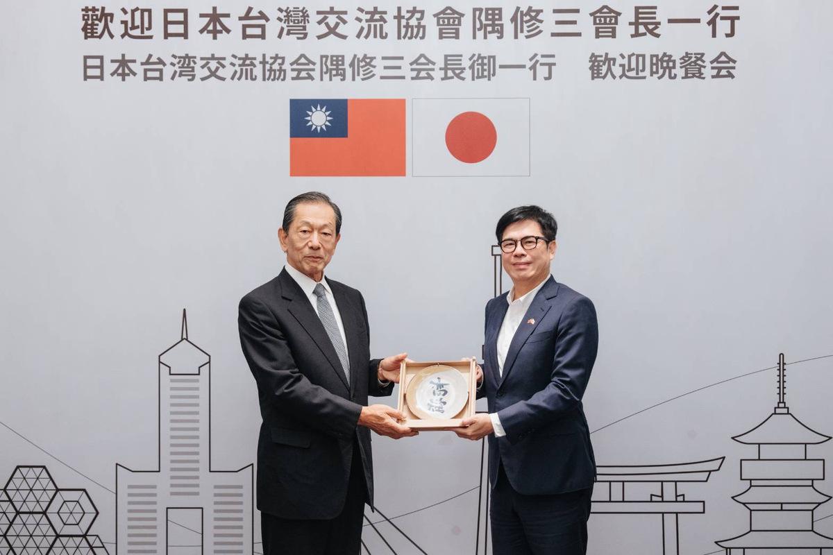 隅修三(左)首度訪問高雄拜會陳其邁(右)，雙方就經貿、產業與教育合作等重要議題進行熱絡交流， 圖：高雄市行國處/提供
