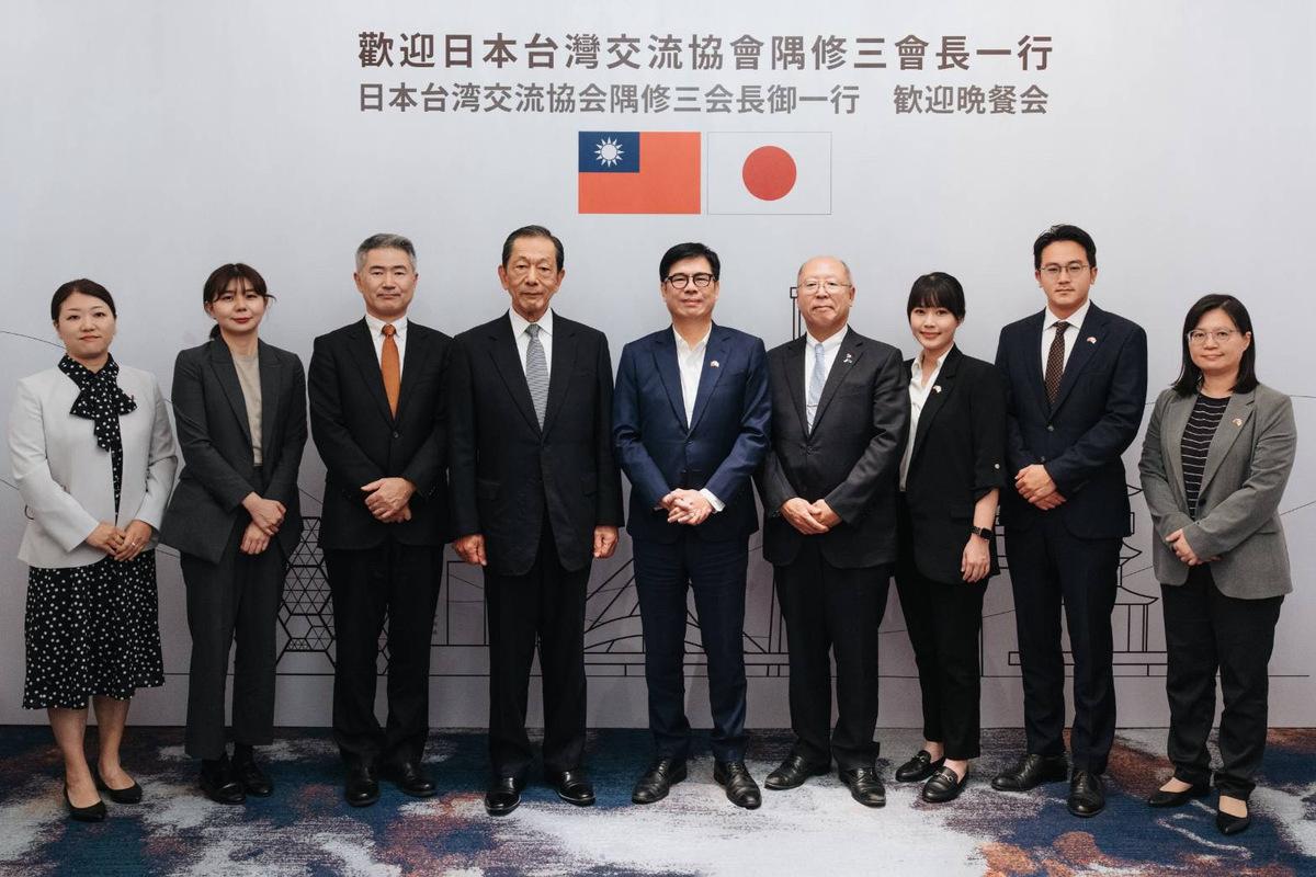 隅修三(左)一行在奧正史(右四)陪同下拜會陳其邁(中)。 圖：高雄市行國處/提供