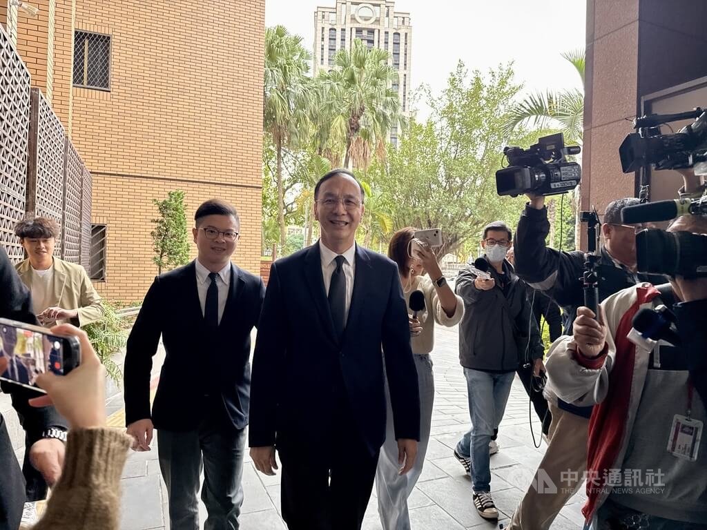 台北地檢署偵辦不實連署案，4月17日約談黃呂錦茹等人，前國民黨主席朱立倫、發言人楊智伃等人被控召集群眾到北檢外集會，遭警方以違反集遊法函送法辦。北檢5日傳喚朱立倫（前中）、楊智伃說明。中央社記者林長順攝　114年12月5日