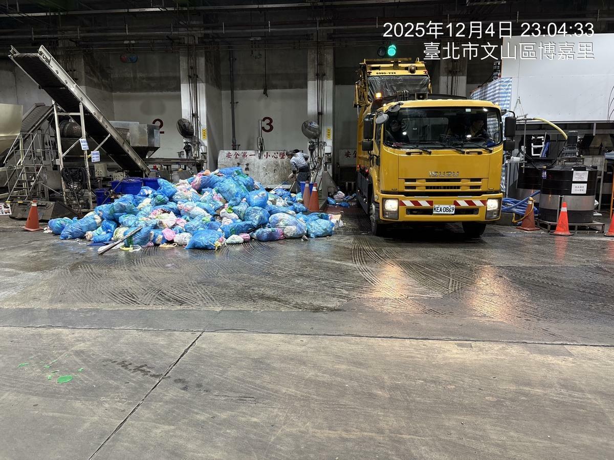 動保處於4日木柵焚化廠垃圾車找回遭飼主遺棄的9具貓屍。 圖：台北市動物保護處/提供