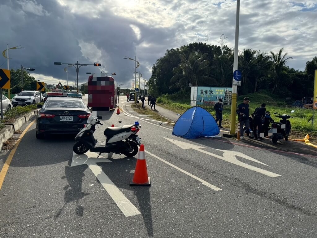 花蓮市新興路與尚志路口5日上午7時許發生死亡車禍，遊覽車與同向機車在路口發生碰撞，69歲陳姓機車騎士倒地後，頭部重創身亡，警方獲報到場處理。（民眾提供）中央社記者張祈傳真　114年12月5日