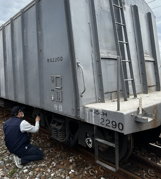 台鐵今5日發生調車人員遭貨物列車撞擊身亡事故，鐵警花蓮分局前往蒐證，調查事故原因。 圖：鐵警花蓮分局/提供