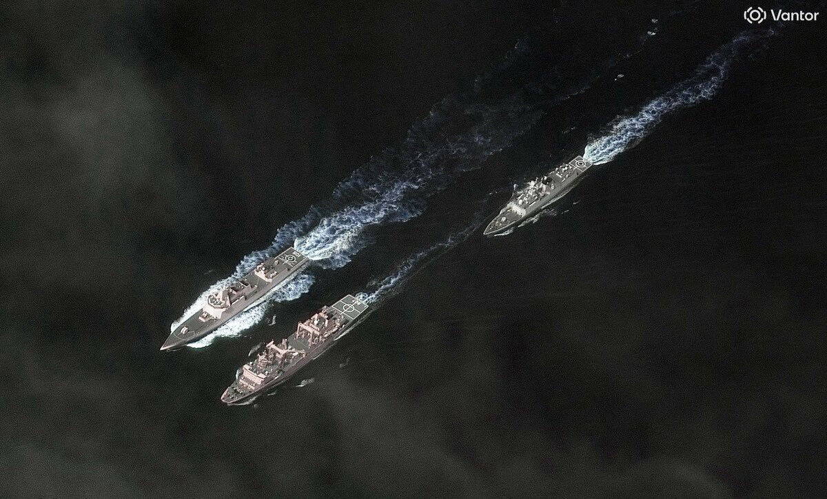 最新開源商業衛星影像顯示，一支中國海軍特遣艦隊近日出現在菲律賓以東、西太平洋海域，並正在開展實戰化訓練。 圖:翻攝自X帳號@OSPSF