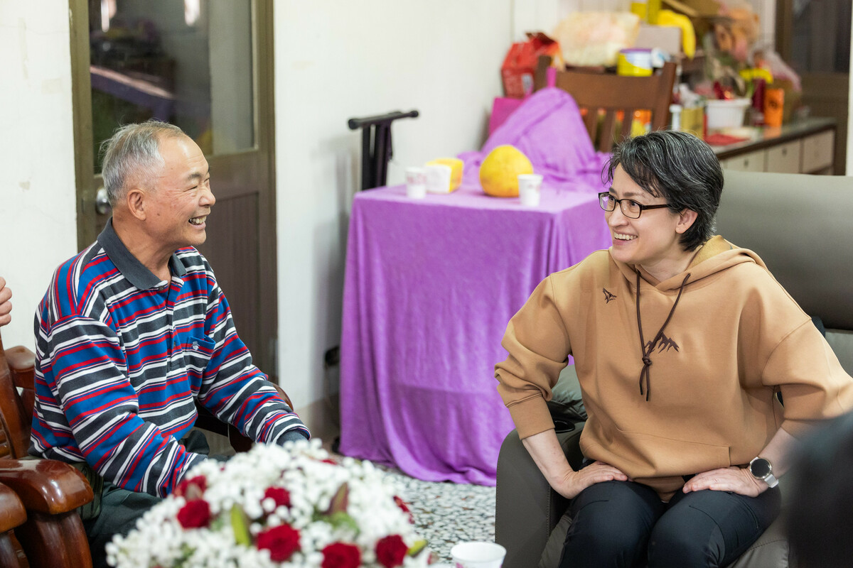蕭美琴5日前往宜蘭探視參與光復鄉賑災、疑似吸入帶菌粉塵致身體不適的物資超人李耀全。 圖：總統府提供