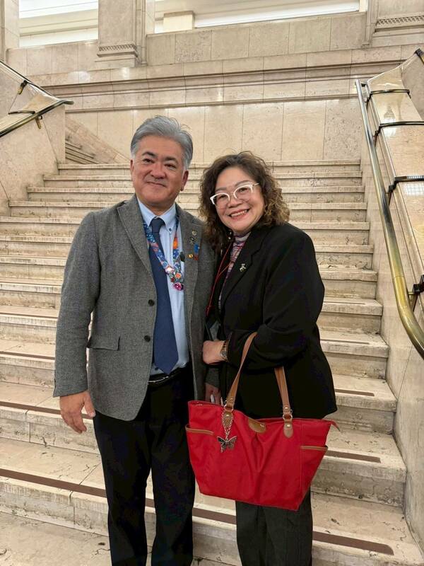 台東縣全民信賴台灣之友會理事林美枝(右)與大阪府議會議長金城克典（左）合影。 圖 : 信賴之友會/提供