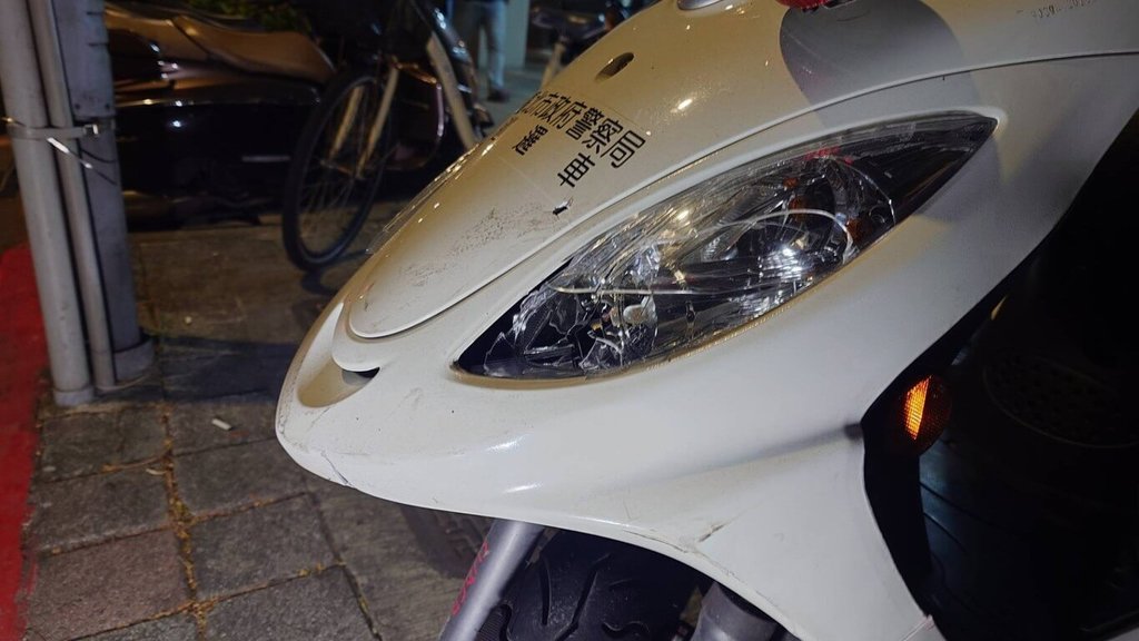 台北市警察局大安分局曾姓警員5日晚間執行交管勤務勤時，被在路口迴轉的民車碰撞，員警手骨折送醫治療；轄區分局表示，將持續協助後續事宜。圖為被擦撞的警機車。（警方提供）中央社記者劉建邦傳真　114年12月6日