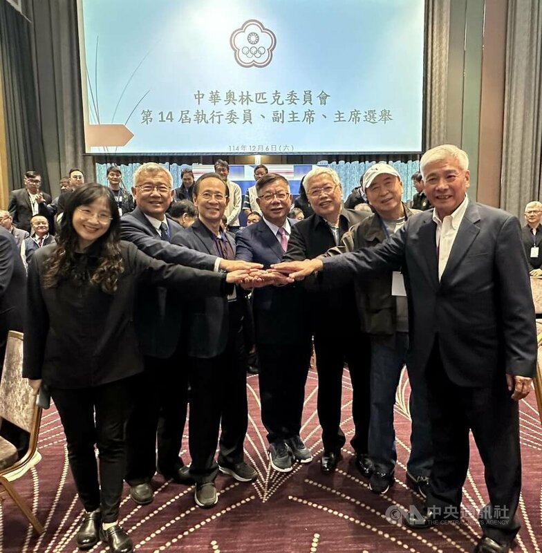 第14屆中華奧會主席6日進行改選，由原副主席蔡家福（中）全票當選新任奧會主席，另外也選出陳美燕（左1）、張煥禎（左2）、陳建平（左3）、陳士魁（右3）、廖裕輝（右2）、王景成（右1）等6名副主席。陳美燕為奧會首位女副主席。中央社記者黎建忠攝　114年12月6日
