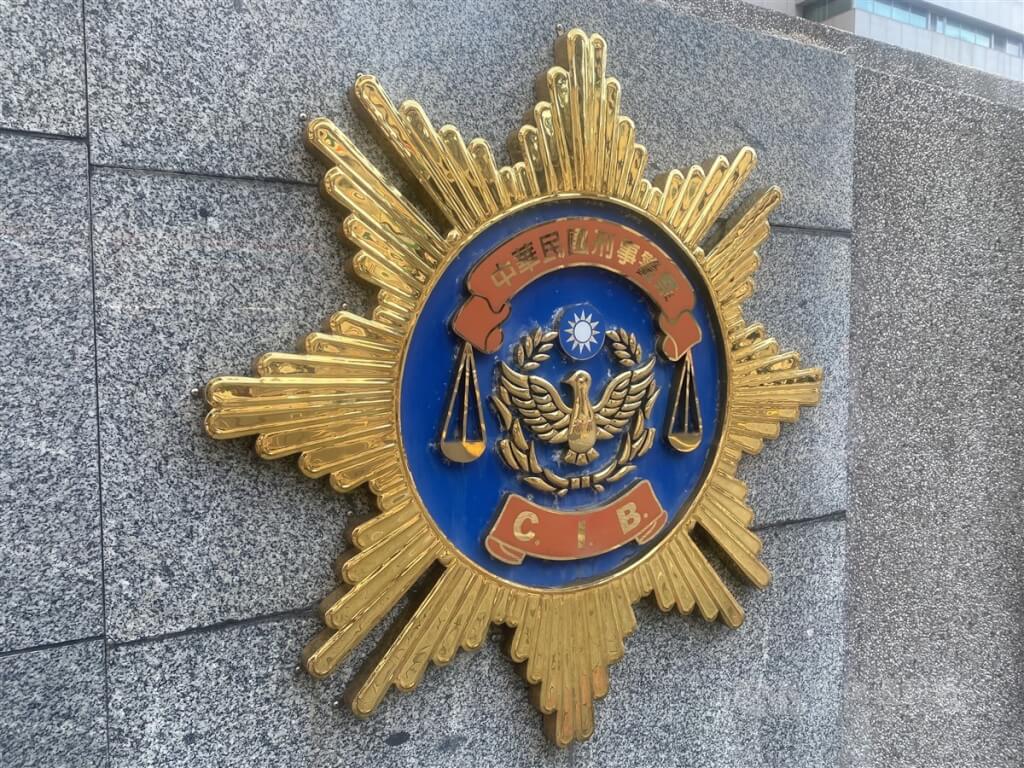 圖為刑事局大樓門口的警徽。（中央社檔案照片）