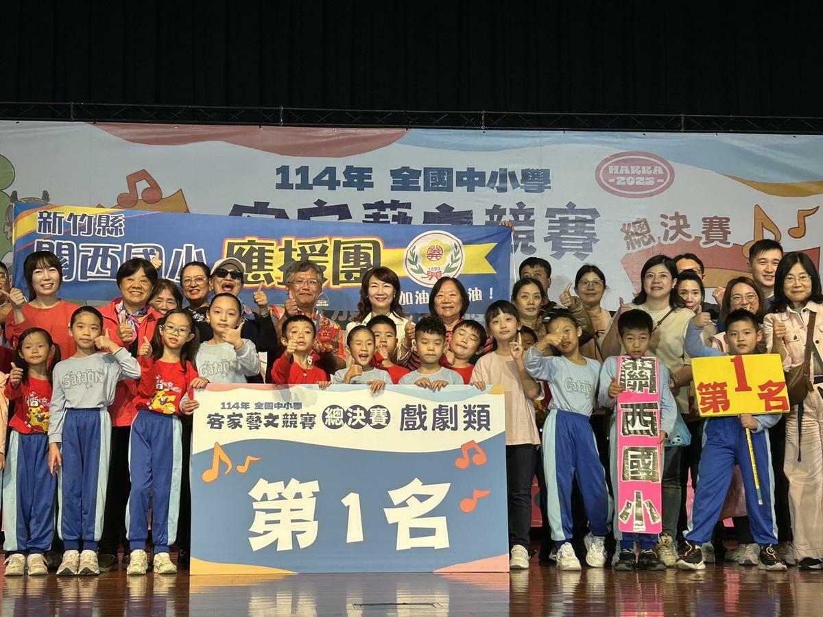 「客語戲劇類」國小低年級第一名隊伍上台領獎。 圖：高雄市教育局/提供