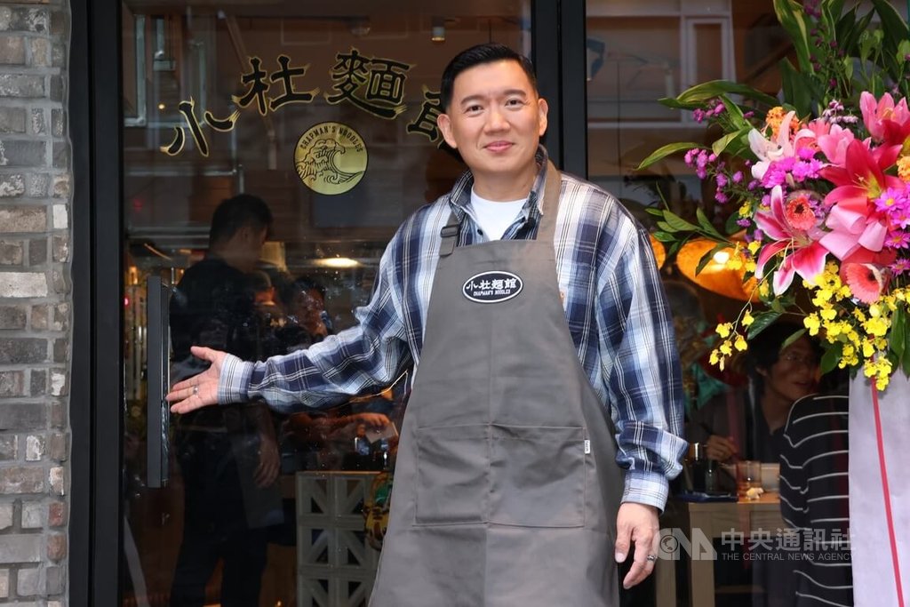 藝人杜汶澤（圖）6日出席與團隊打造的港式小吃品牌餐飲店開幕活動，被問到小紅書在台灣被禁一事，他笑說：「關我屁事，我對紅色本來就過敏」。 圖：中央社提供