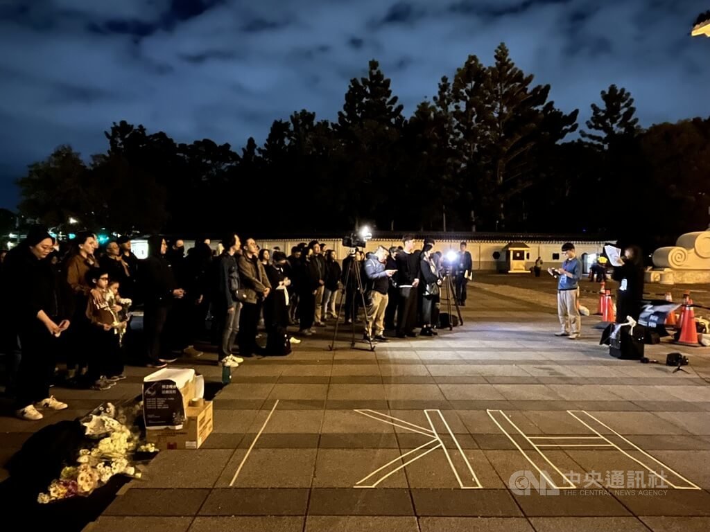 在台港人組成香港宏福苑火災台灣悼念關注組，6日晚在中正紀念堂自由廣場舉辦悼念晚會。 圖:中央社提供