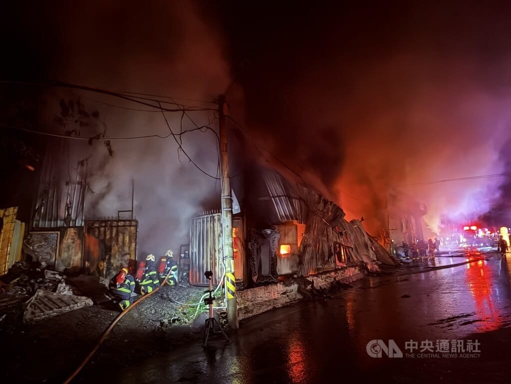 新北市八里區龍米路一段某木工工廠7日清晨突起火燃燒，消防局出動人車到場布水線灌救，無人傷亡。  圖/中用社（翻攝照片）