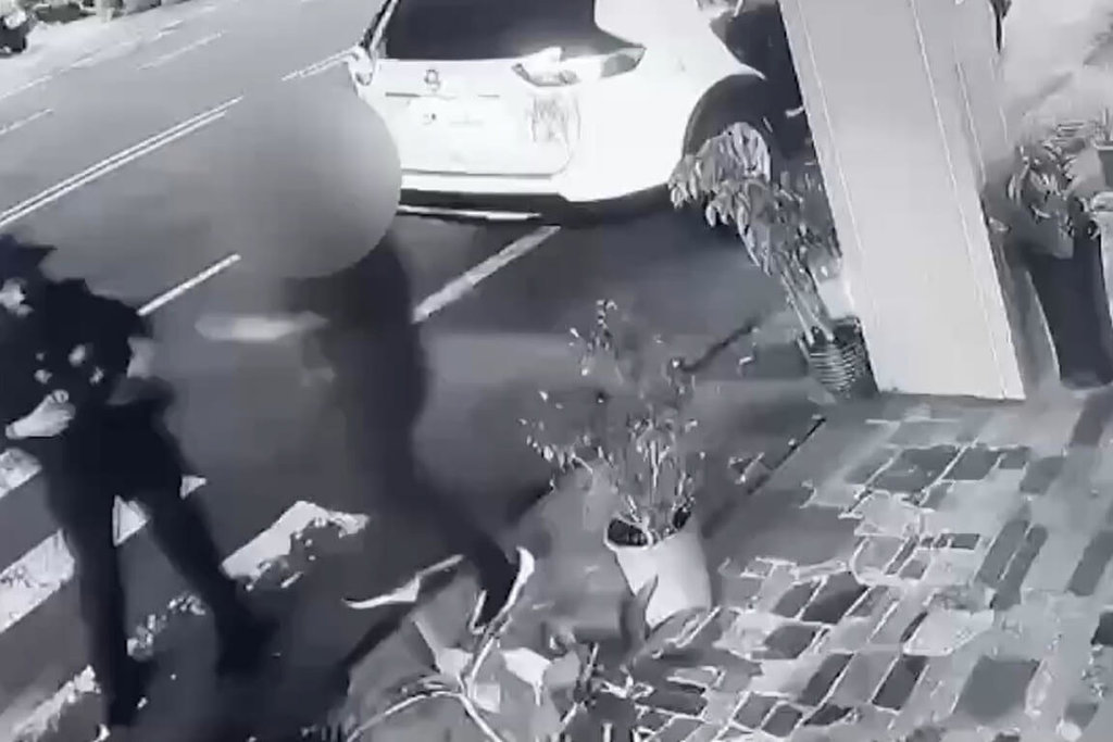 台南市警察局第一分局黃姓女警（左）6日晚間在東區取締違規停車時，遭被開單車主林姓男子持斧頭攻擊，送醫後無生命危險。（讀者提供）中央社記者楊思瑞台南傳真　114年12月7日