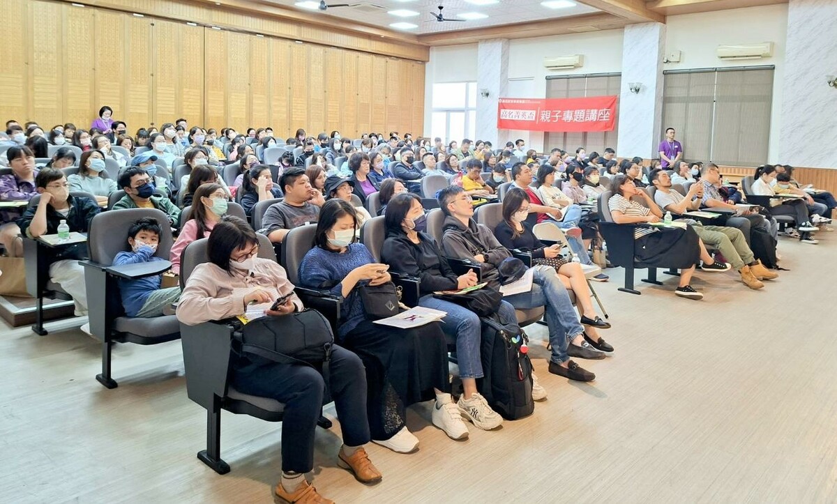 《滑世代的心智導航──從網路監管到數位素養》專題講座，特聘臨床心理師協助家長掌握新世代數位教養的核心方向。 圖：高名教育事業集團/提供