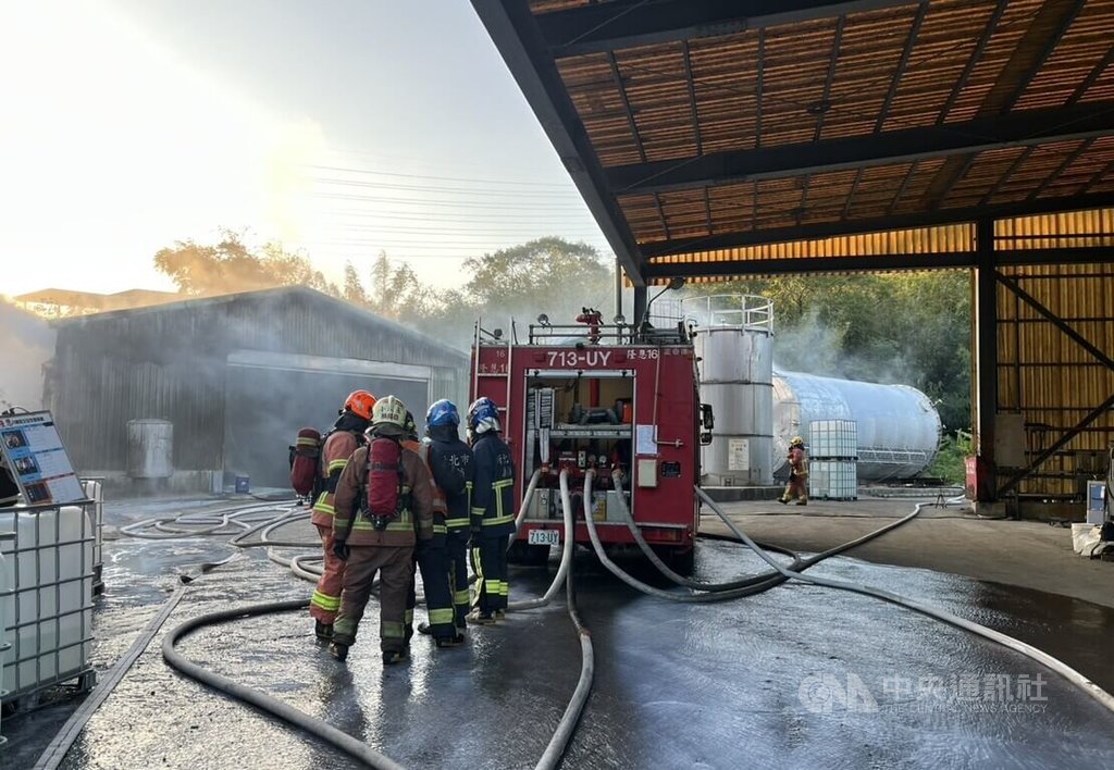 新北市三峽區弘道路鐵皮化學工廠起火，現場存放大量俗稱雙氧水的過氧化氫及俗稱保險粉的低亞硫酸鈉，消防局表示，經出動人車前往搶救，火勢已順利撲滅。（翻攝照片）中央社記者王鴻國傳真　114年12月7日